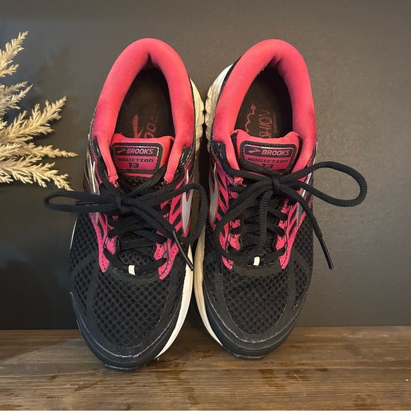 Brooks Women's Black and Red Athletic Sneaker Running Shoes Size 6 - Picture 3 of 7